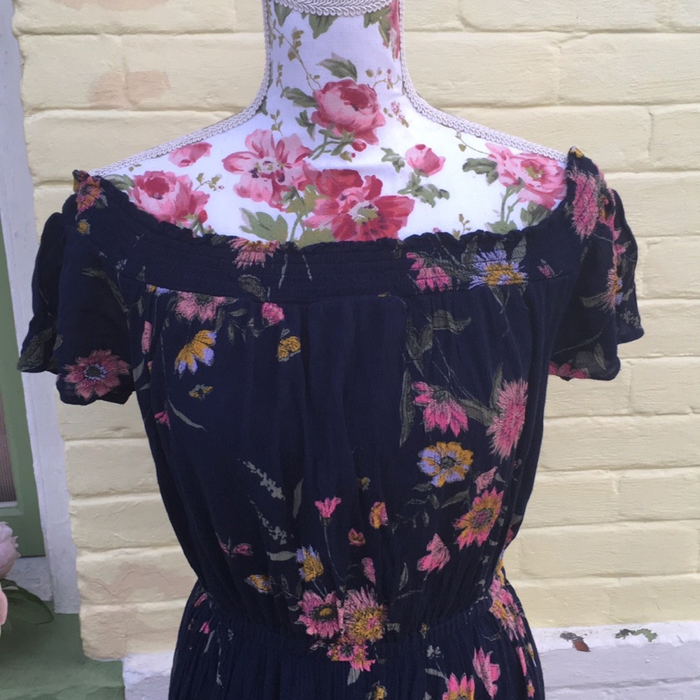 🌸Host Pick🌸Cold shoulder floral Navy Dress - Picture 4 of 8